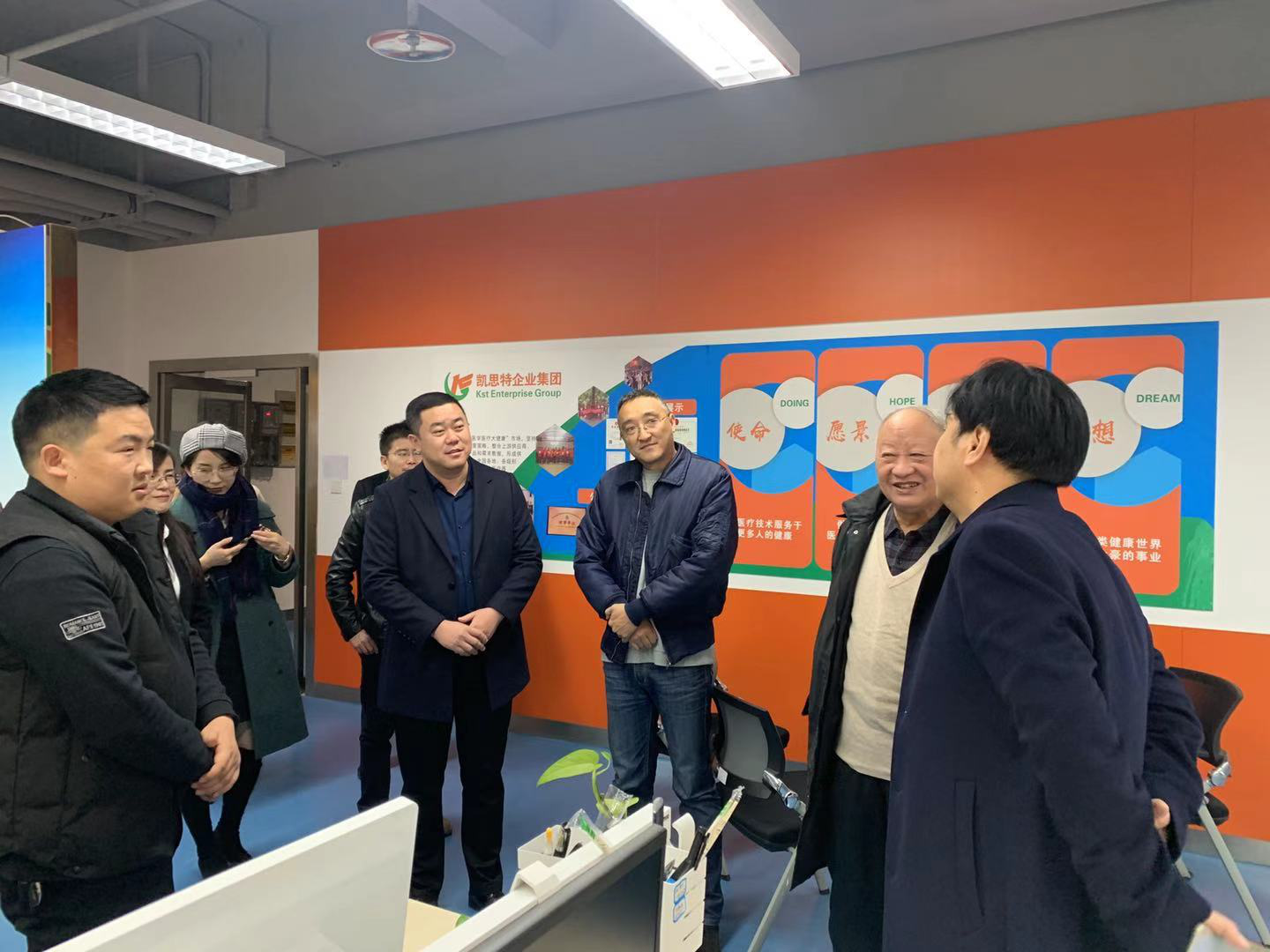 原陜西省衛(wèi)生廳副廳長(zhǎng)、保健學(xué)會(huì)會(huì)長(zhǎng)、一行人蒞臨陜西凱思特集團(tuán)指導(dǎo)！